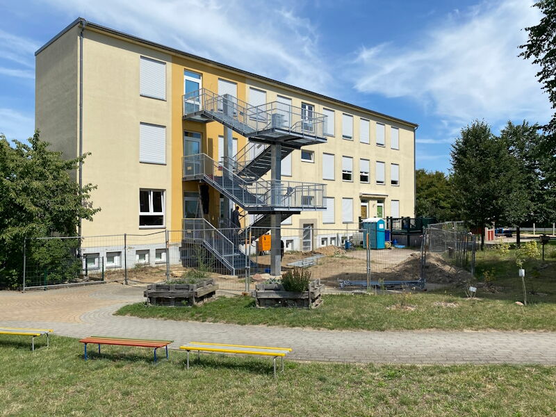 Ersatz der Außentreppe Fluchtweg im Kinderhaus Am Bobersberg, Aufstellen der Außenfluchttreppe, Stadtverwaltung Großenhain, Aufnahme 12.08.2024