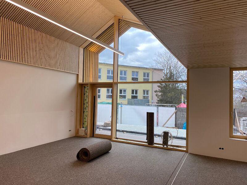 Ersatzneubau Kita Chladeniusstraße - Fußbodenlegerarbeiten in einem zukünftigen Gruppenraum, Aufnahme 27022023