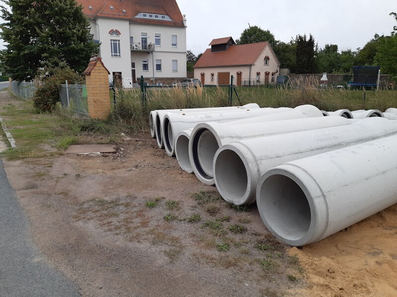 Sanierung Teichableiter westlicher Teil im OT Walda - Bauphase, Material für den Ersatzneubau des Kanals, Aufnahme Stadtverwaltg. Grhn., 28082023
