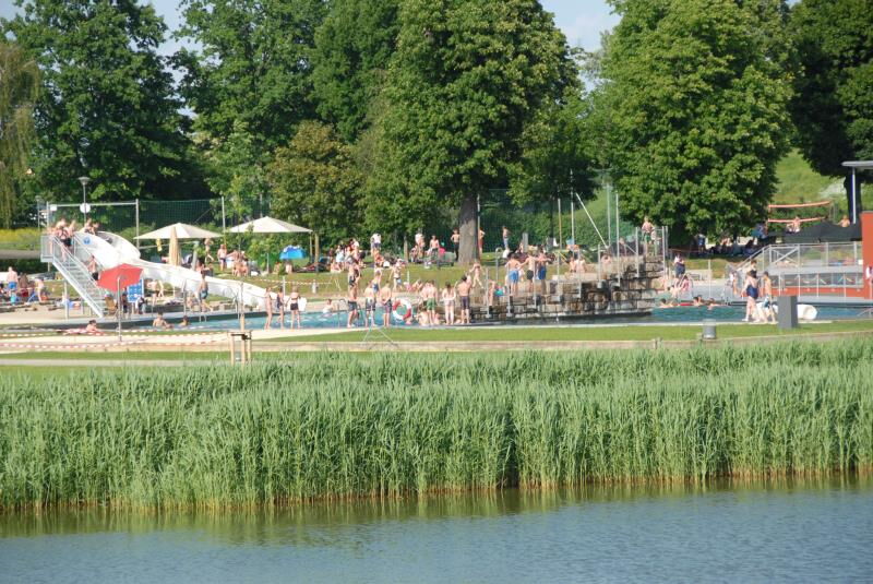 Das Foto zeigt das NEB voller Besucher.