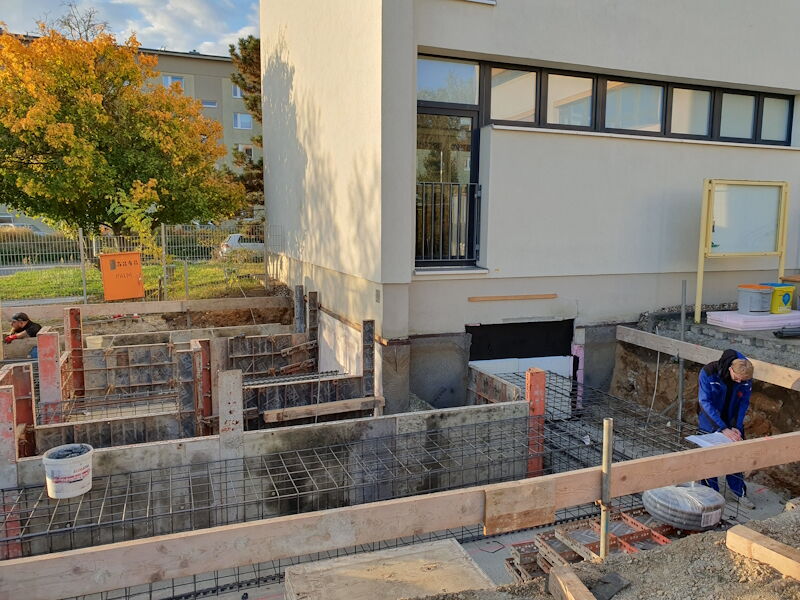 Neubau von zwei Außenfluchttreppen an der 2. Oberschule Am Schacht, Tiefbauarbeiten - Ostgiebel, Aufnahme Stadtverwaltg. Großenhain 22.10.2024