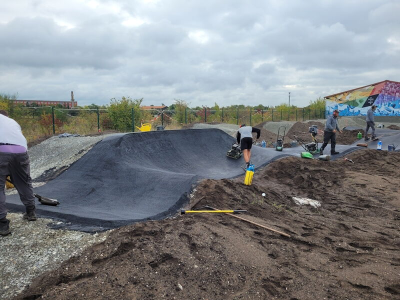 Bau  einer Pumptrack-Anlage, Einbau des Belages, Aufnahme Stadtverwaltung Großenhain, 10102023