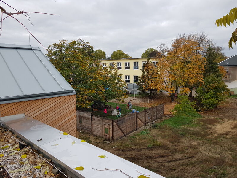 Ersatzneubau Kita Chladeniusstraße - Blick von der Baustelle zum jetzigen Kitagelände, Aufnahme 19102022