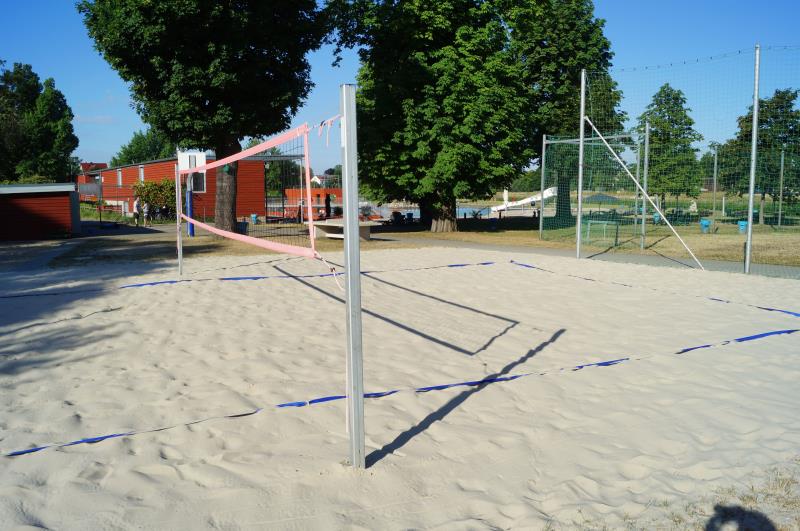 Das Foto zeigt den Beachvolleyball, den Tischtennisplatz und die angrenzende Spielfläche.