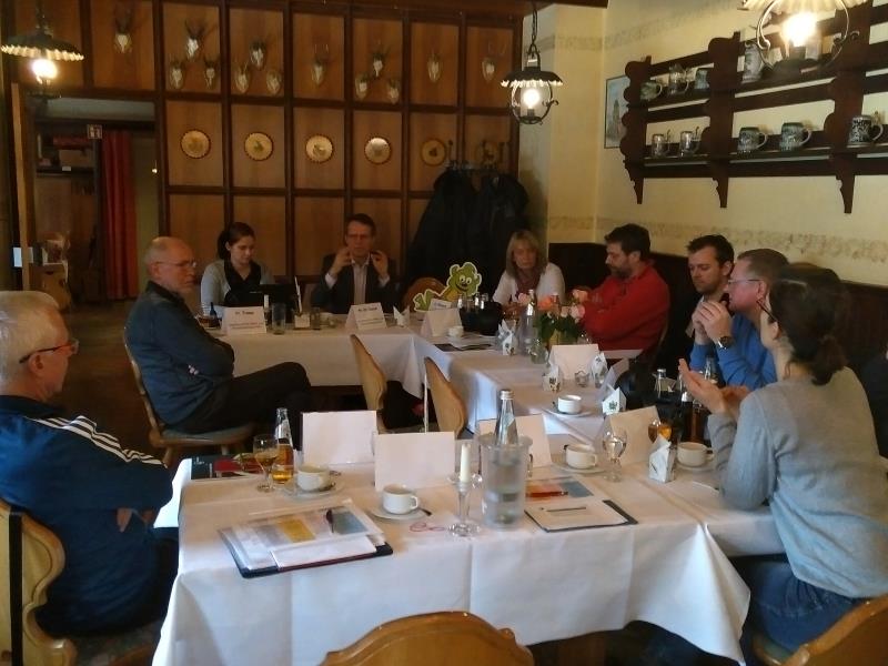 Das Foto zeigt das Expertengespräch zu "Einzelhandel, Gewerbe, Dienstleistung und Gastronomie" am 29. Januar 2019. Man sieht sieben Menschen, die in einem Gasthof an Tischen sitzen und sich unterhalten.