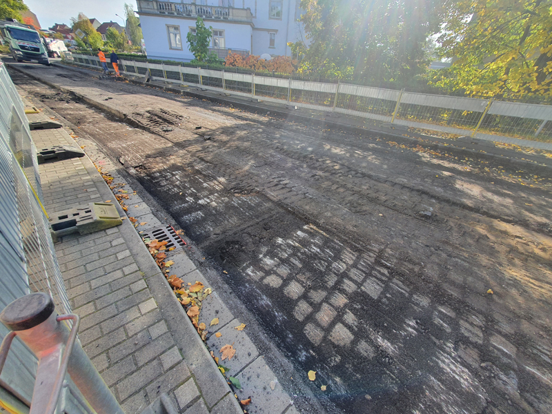 Instandsetzung Auenstraße, Bauphase Abfräsen Auenstraße zur Einmündung Meißner Straße, Aufnahme 17102022