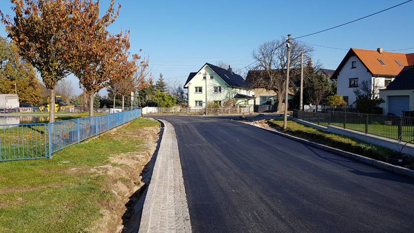 Instandsetzung Kalkreuther Straße im OT Rostig, Einbau Straßendecke, Aufnahme 12112020
