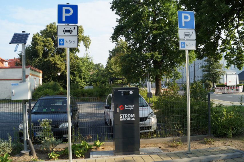 Parkplatz mit Ladestation für Elektroautos, Aufnahme 30042021