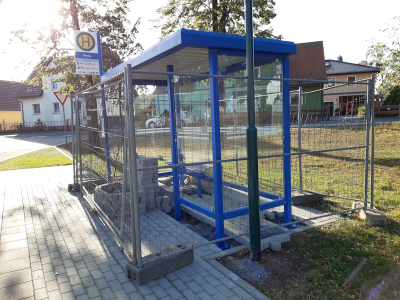 Schaffung einer barrierefreien Bushaltestelle im OT Görzig, Aufbau der Buswartehalle, Aufnahme Stadtverwaltg. Grhn. 06102023
