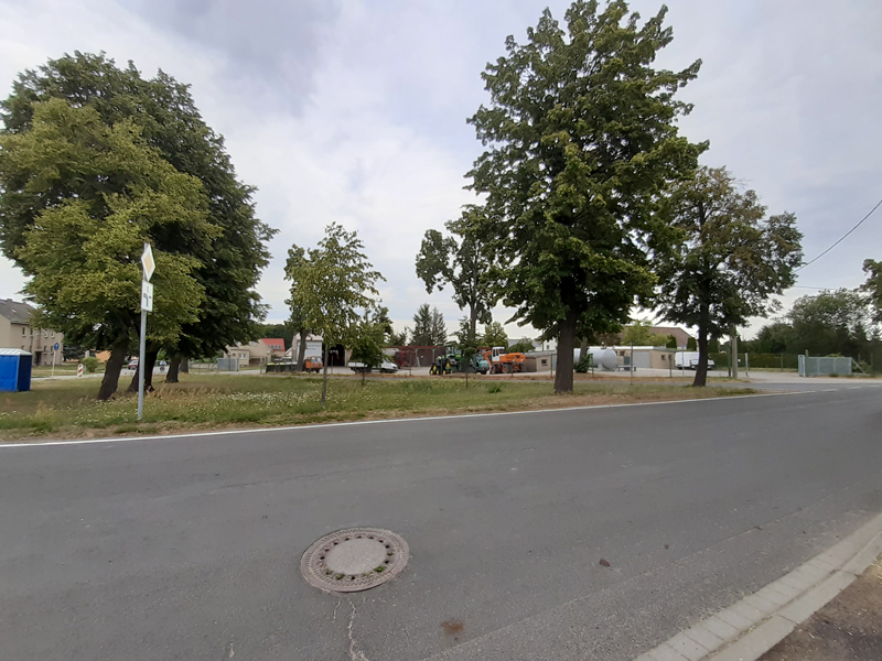 Schaffung einer barrierefreien Bushaltestelle im OT Görzig, Ausgangszustand am neuen Standort, Aufnahme Stadtverwaltg. Grhn. Juli 2023