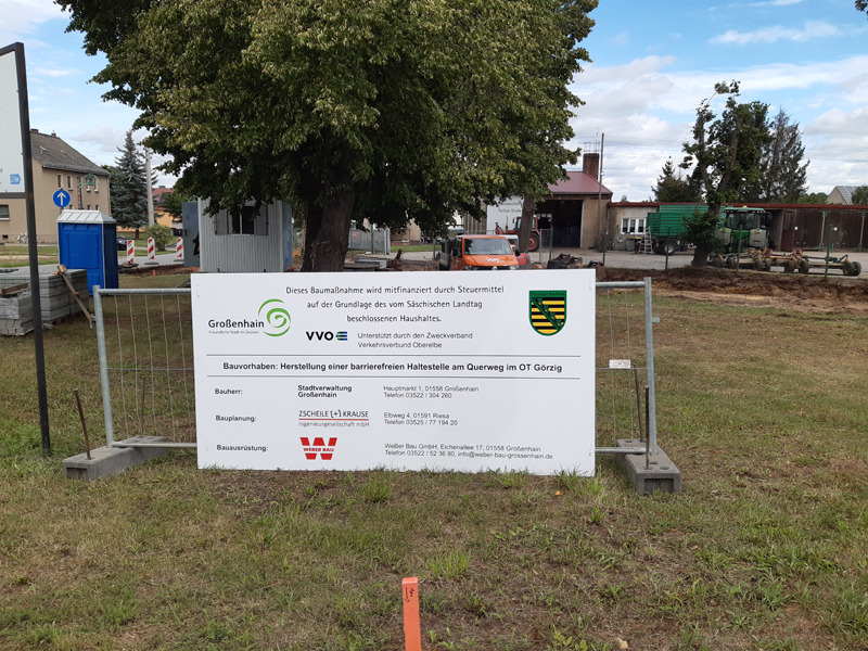 Schaffung einer barrierefreien Bushaltestelle im OT Görzig, Baustellenschild mit Förderung, Aufnahme Stadtverwaltg. Grhn. Juli 2023