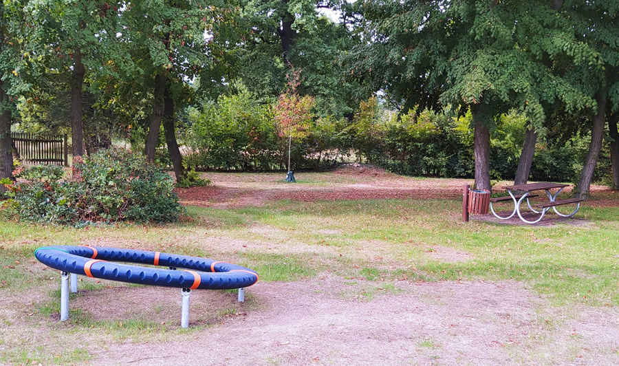 Spielplatz im OT Strauch mit neuem Drehspielgerät und Sitzkombination (rechts), Aufnahme 31082022