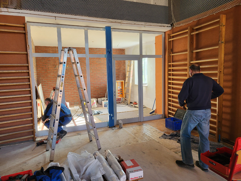 Sporthalle Walda, Einbau neue Trennwand zur Schaffung des Aufenthaltsraumes, Aufnahme 12102022