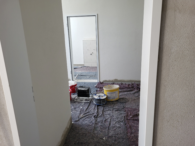 Sporthalle Walda, Malerarbeiten und Einbau neuer Türen im Sanitärbereich, Aufnahme 12102022