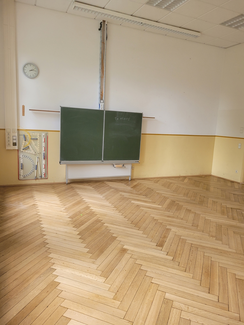 Werner-v.-Siemens-Gymnasium, Haus 1, Aufarbeitung des Parkettfußbodens im Unterrichtsraum, Aufnahme Stadtverw. Grhn. Juli 2023