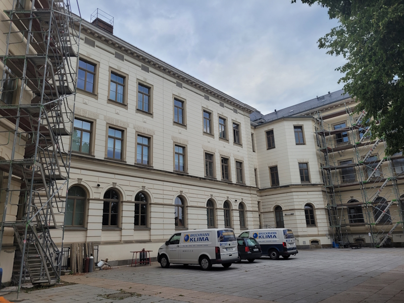 Werner-v.-Siemens-Gymnasium, Haus 1, Putzarbeiten an der Fassade, Aufnahme Stadtverw. Grhn. Juli 2023