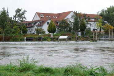 Hochwasser 2010 mit Blick über die Festwiese Richtung Carl-Maria-von-Weber-Allee Das Foto zeigt die vom Hochwasser 2010 überspülte Festwiese. Im Hintergrund sieht man die Wohnegbäude an der Carl-Maria-von-Weber-Allee.
