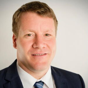 Portraitfoto Dr. Sven Mißbach Das Portraitfoto zeigt den Ooberbürgermeister Dr. Sven Mißbach. Im Bildausschnitt sieht man, dass er einen Anzug und eine Krawatte trägt.